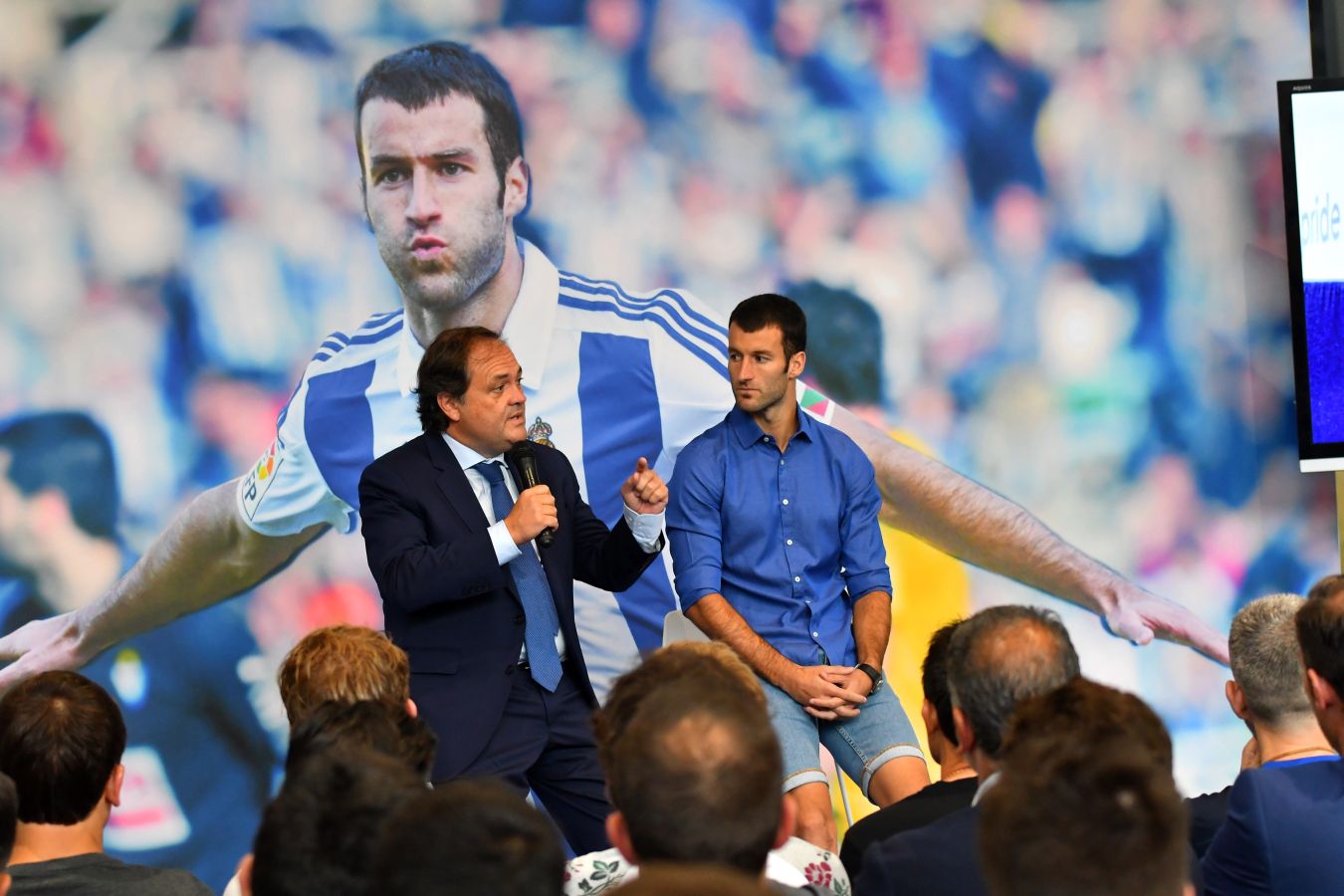 Imanol Agirretxe ha comparecido en Zubieta para despedirse de la afición txuri-urdin y de su compañeros. 