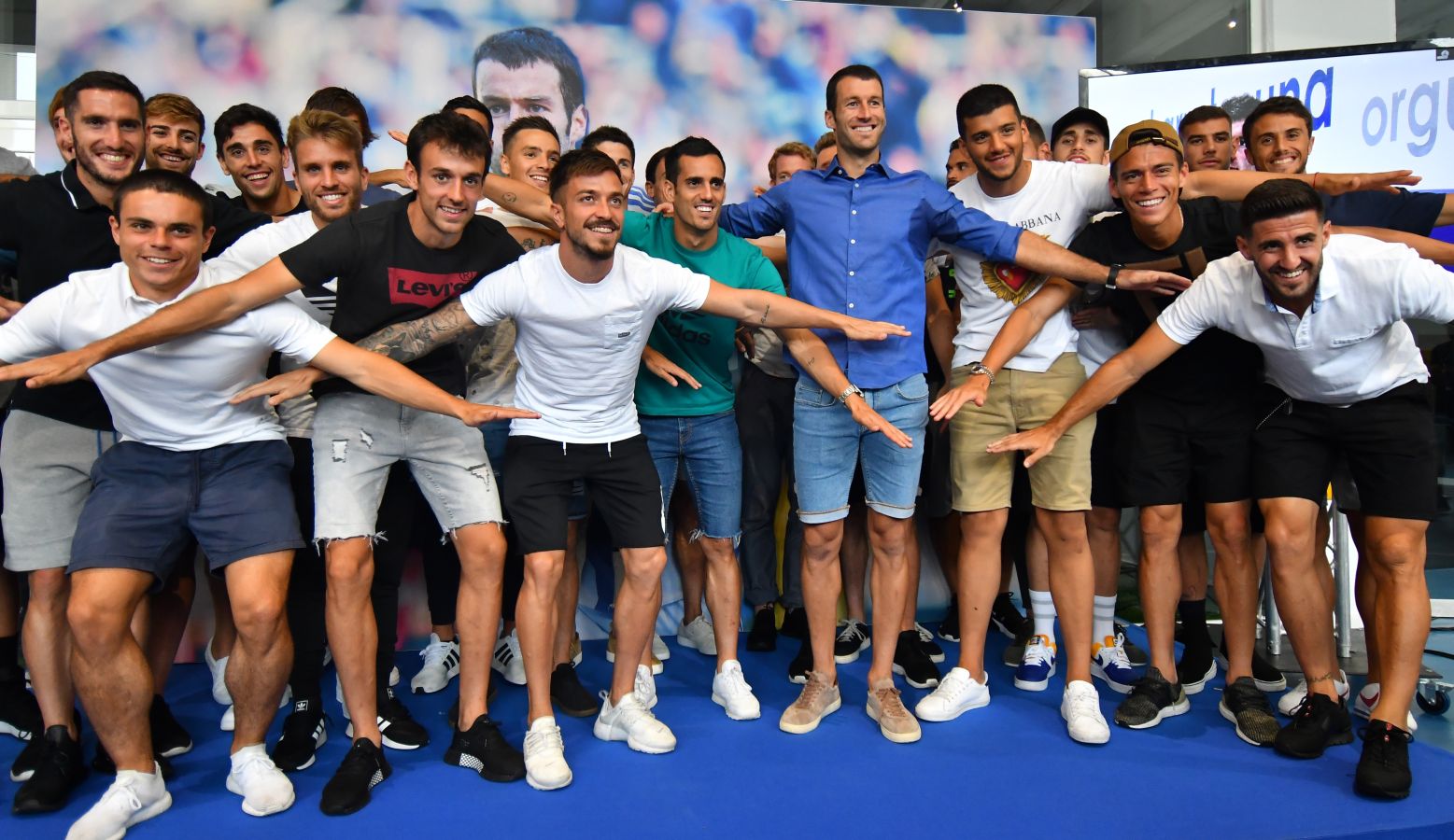 Imanol Agirretxe ha comparecido en Zubieta para despedirse de la afición txuri-urdin y de su compañeros. 