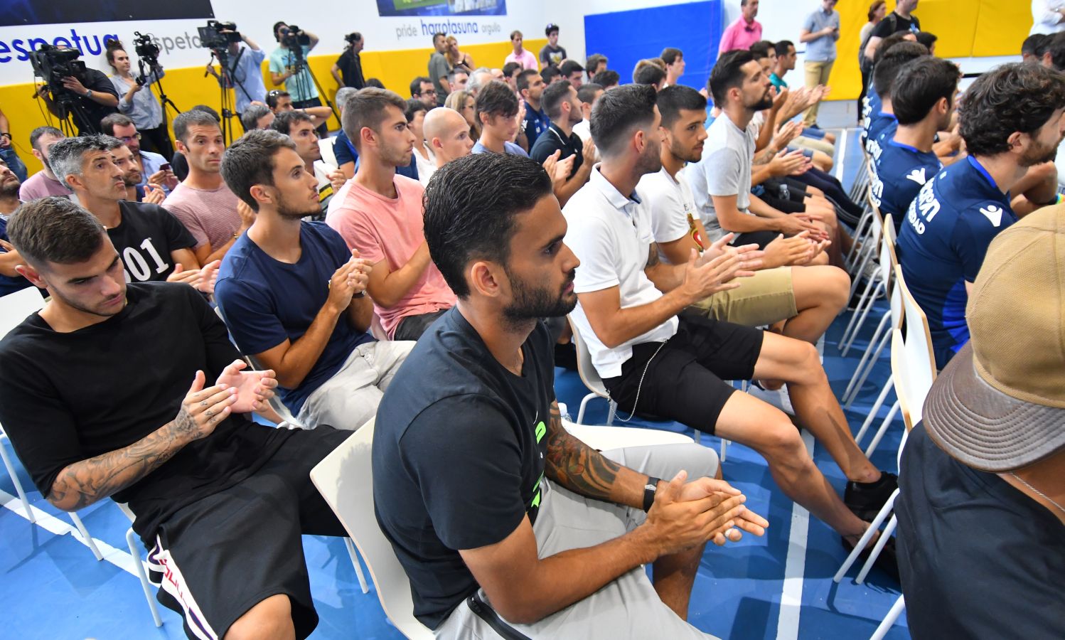 Imanol Agirretxe ha comparecido en Zubieta para despedirse de la afición txuri-urdin y de su compañeros. 