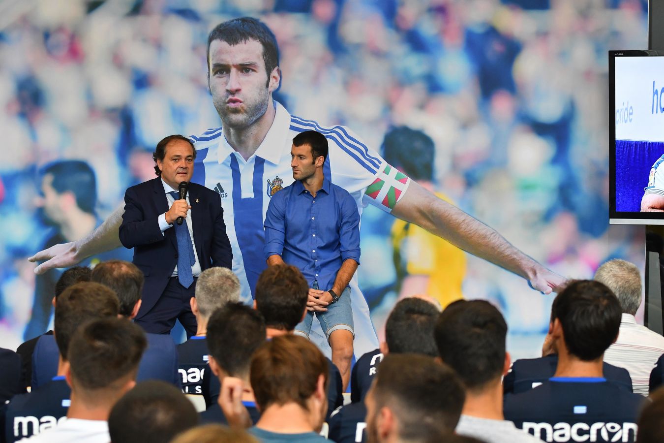 Imanol Agirretxe ha comparecido en Zubieta para despedirse de la afición txuri-urdin y de su compañeros. 