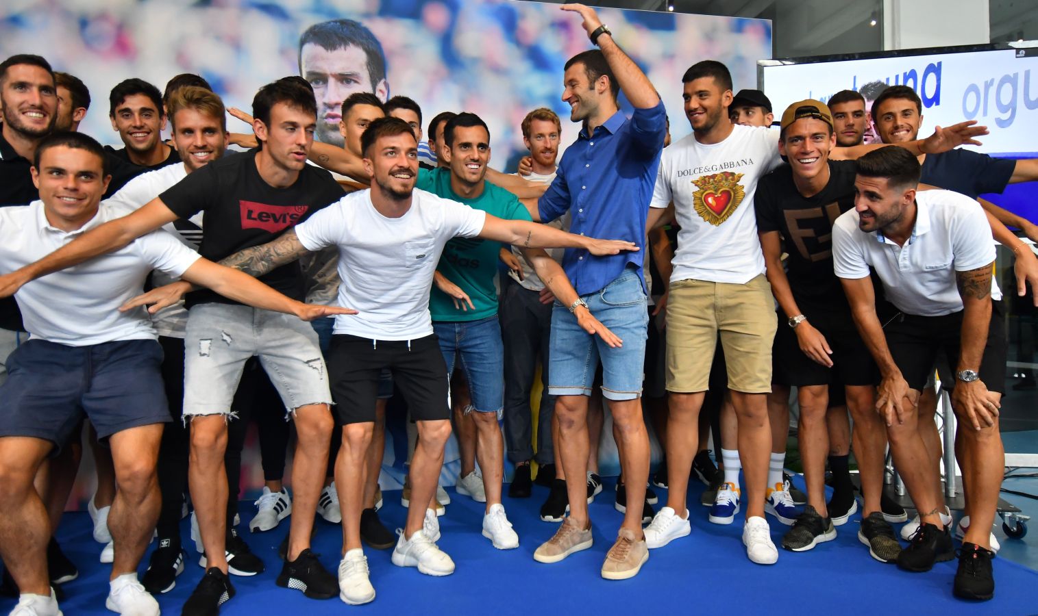 Imanol Agirretxe ha comparecido en Zubieta para despedirse de la afición txuri-urdin y de su compañeros. 