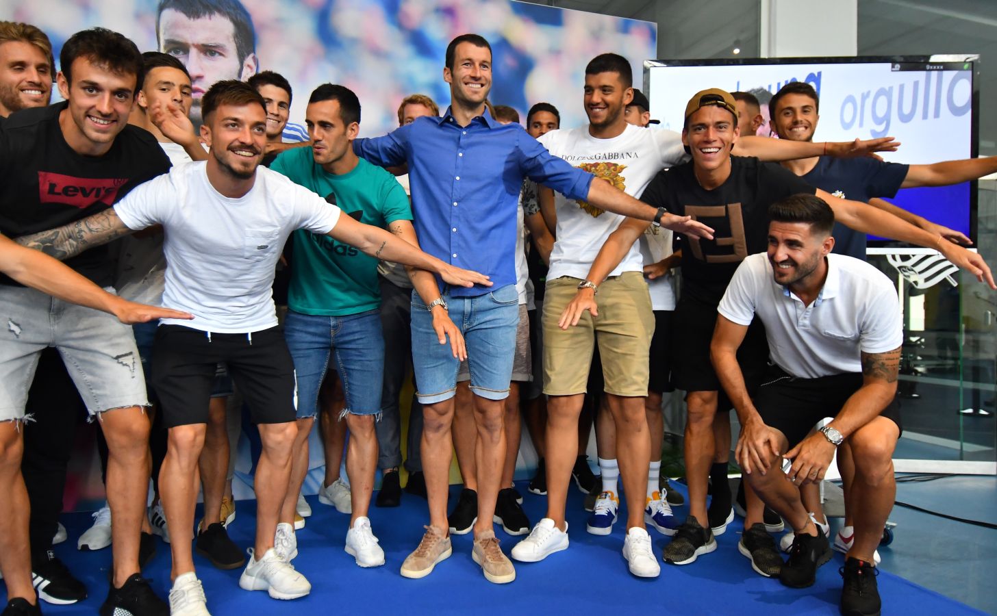 Imanol Agirretxe ha comparecido en Zubieta para despedirse de la afición txuri-urdin y de su compañeros. 