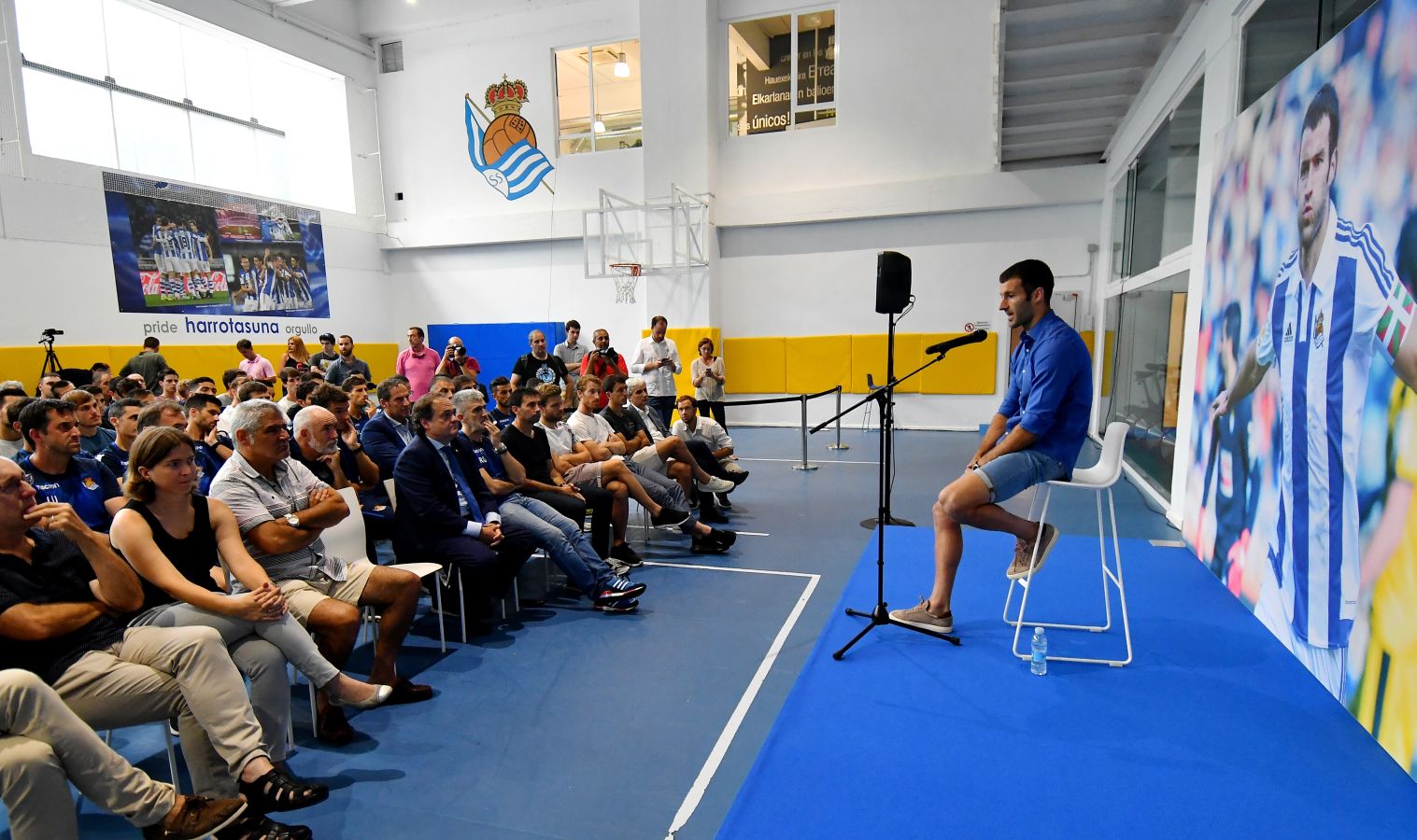 Imanol Agirretxe ha comparecido en Zubieta para despedirse de la afición txuri-urdin y de su compañeros. 