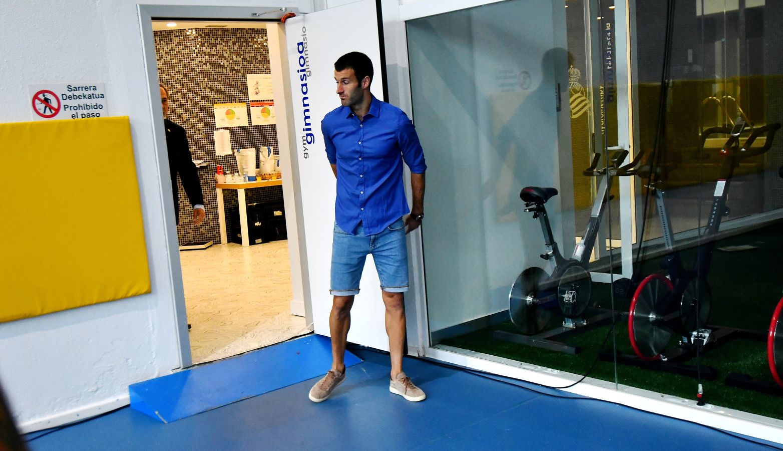 Imanol Agirretxe ha comparecido en Zubieta para despedirse de la afición txuri-urdin y de su compañeros. 