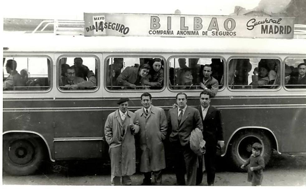 Autobús con la propaganda de Seguros Bilbao, a mediados del pasado siglo.