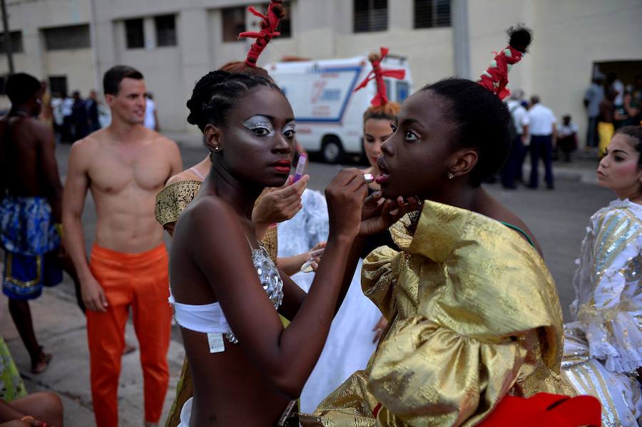 Las calles más populares de La Habana han sido testigos del desfile dde carnaval, que un año más ha congregado a miles de personas por su originalidad y vistosidad.