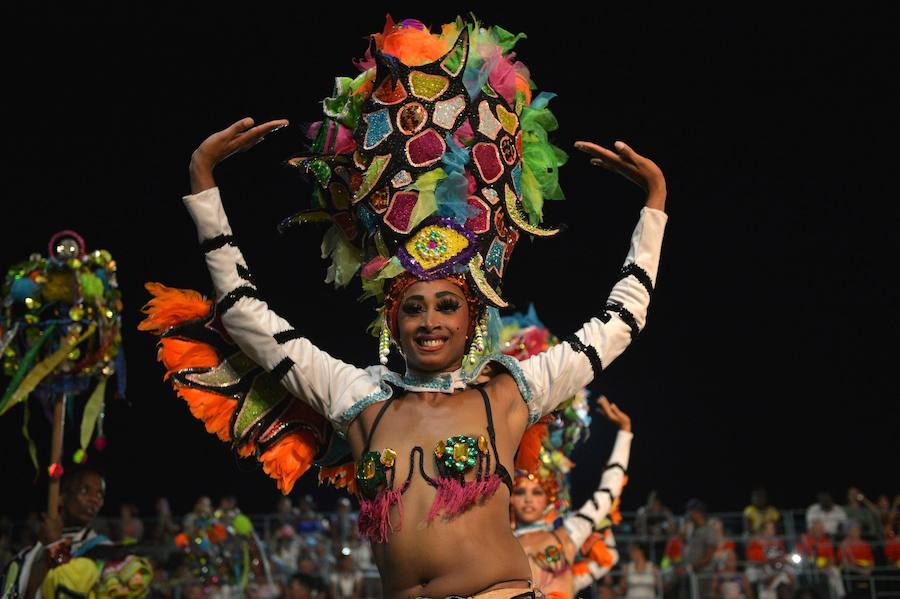 Las calles más populares de La Habana han sido testigos del desfile dde carnaval, que un año más ha congregado a miles de personas por su originalidad y vistosidad.