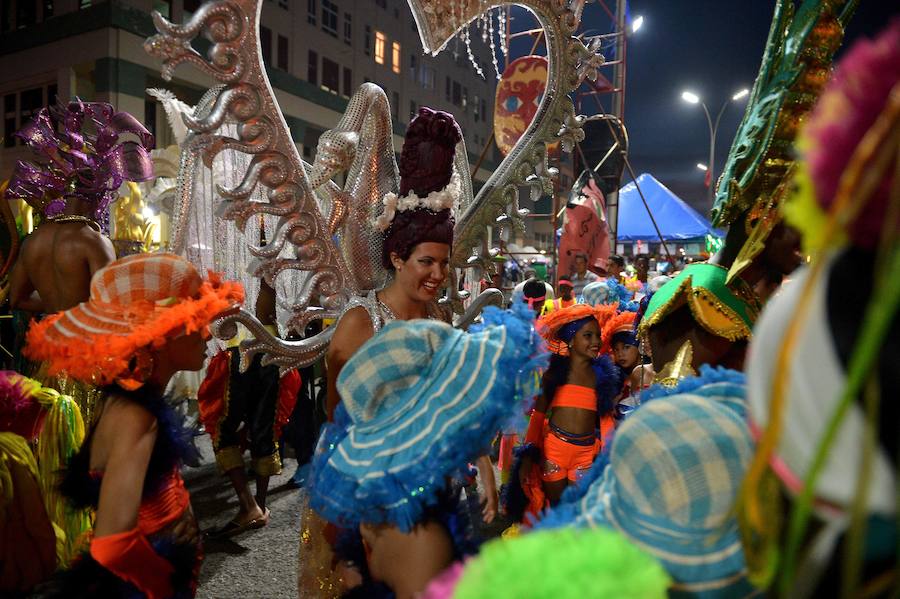 Las calles más populares de La Habana han sido testigos del desfile dde carnaval, que un año más ha congregado a miles de personas por su originalidad y vistosidad.