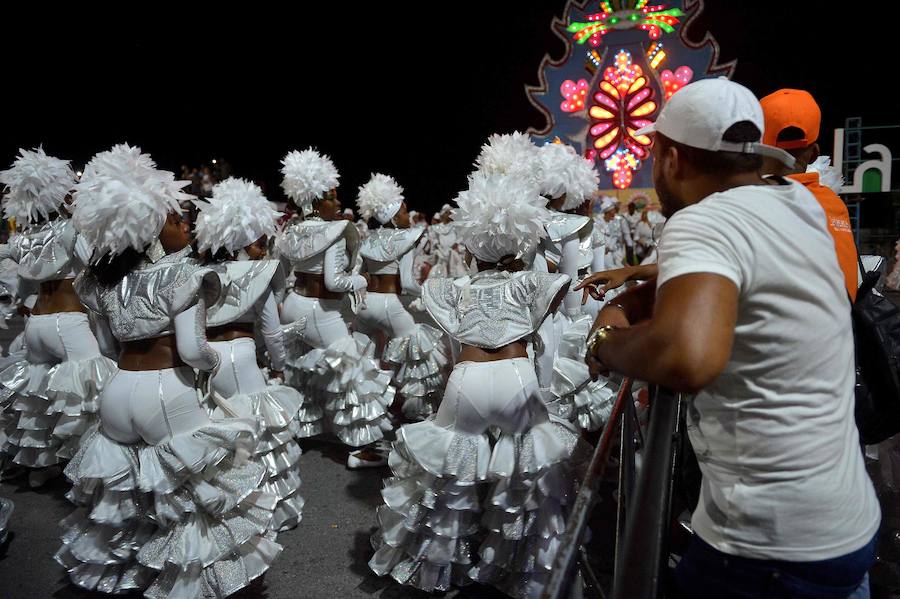 Las calles más populares de La Habana han sido testigos del desfile dde carnaval, que un año más ha congregado a miles de personas por su originalidad y vistosidad.