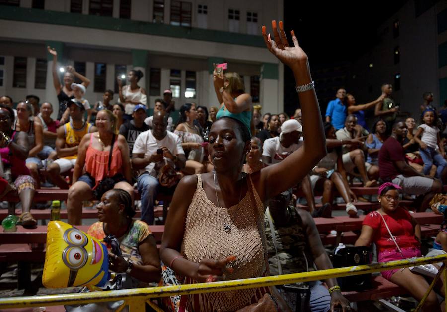 Las calles más populares de La Habana han sido testigos del desfile dde carnaval, que un año más ha congregado a miles de personas por su originalidad y vistosidad.