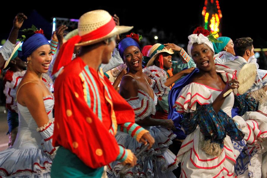 Las calles más populares de La Habana han sido testigos del desfile dde carnaval, que un año más ha congregado a miles de personas por su originalidad y vistosidad.