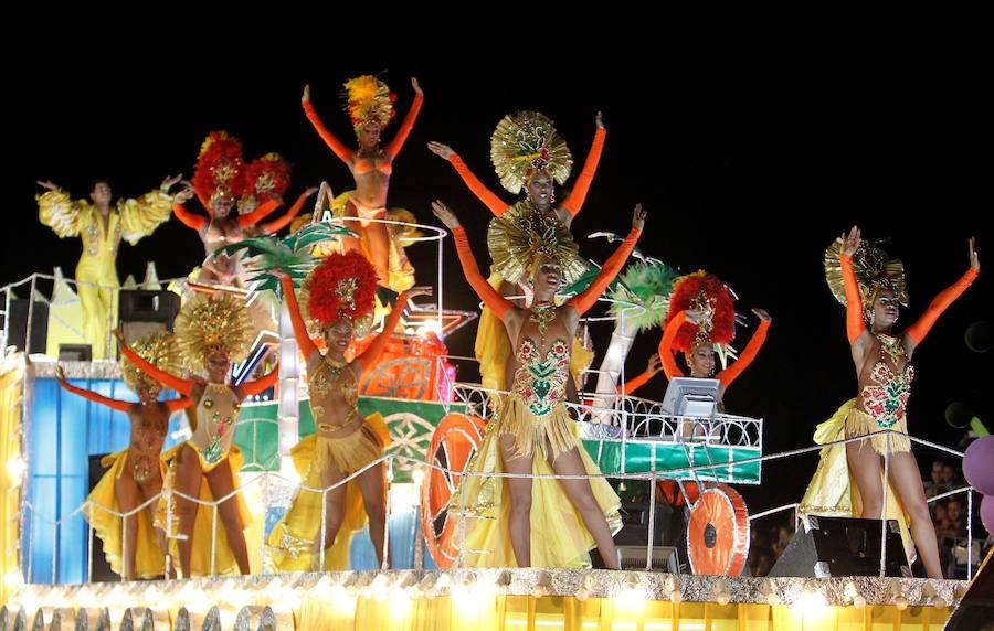 Las calles más populares de La Habana han sido testigos del desfile dde carnaval, que un año más ha congregado a miles de personas por su originalidad y vistosidad.