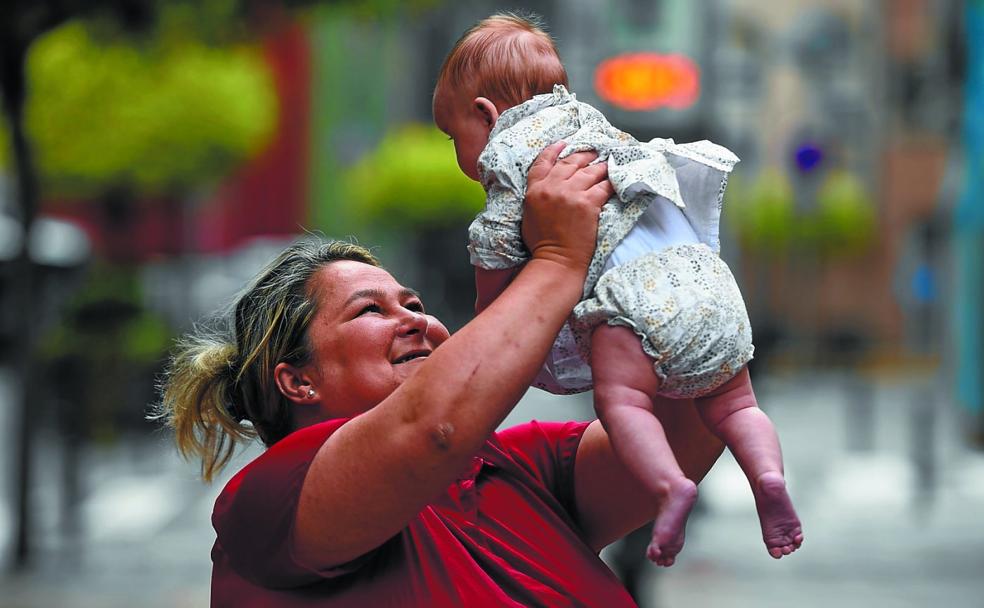 Itziar sostiene a su hija en sus brazos. 