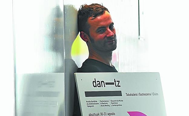 Telleria posa en el pasadizo que lleva a la plaza Nestor Basterretxea junto a Tabakalera.