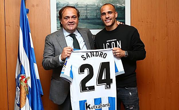 El presidente de la Real Sociedad, Jokin Aperribay, junto a Sandro Ramírez. 