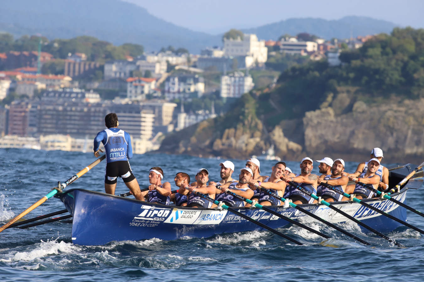 Las dudas estaban puestas en botes como San Pedro y Santurtzi, que al final entraron tras una gran regata, sobre todo el equipo morado que ha sido un asiduo en esta bandera y que llegó a nueve segundos de la embarcación ganadora, un mérito en una prueba tan dura como esta previa