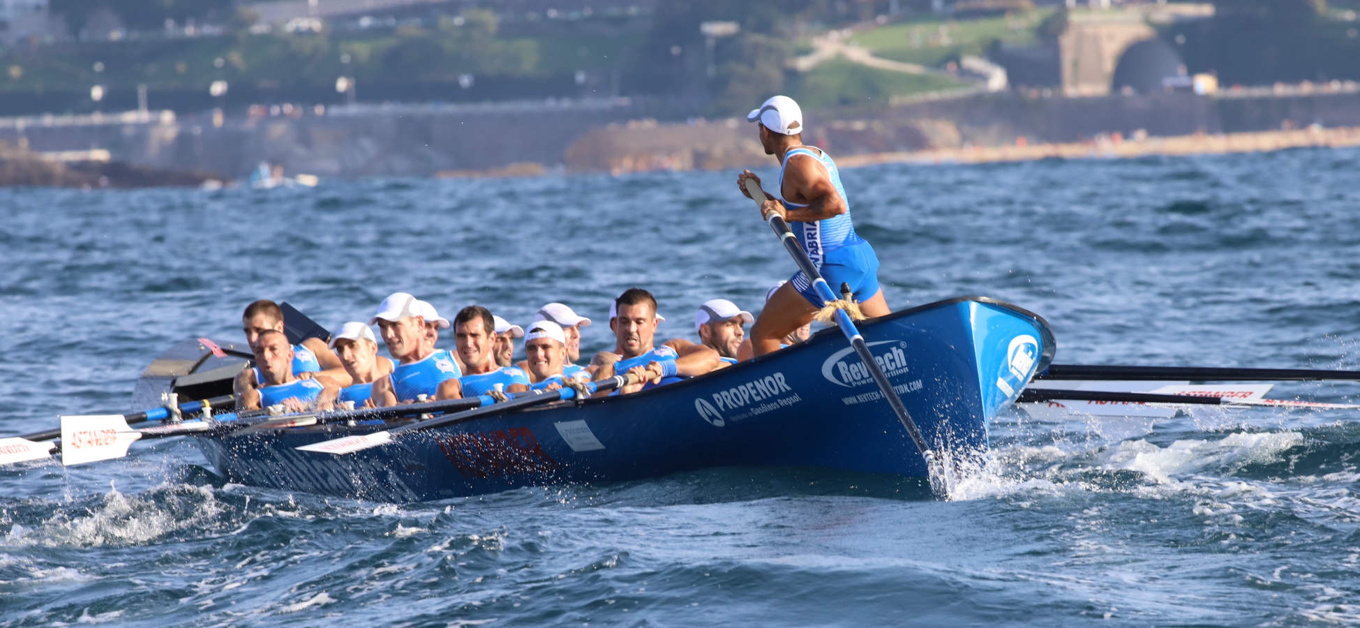Las dudas estaban puestas en botes como San Pedro y Santurtzi, que al final entraron tras una gran regata, sobre todo el equipo morado que ha sido un asiduo en esta bandera y que llegó a nueve segundos de la embarcación ganadora, un mérito en una prueba tan dura como esta previa