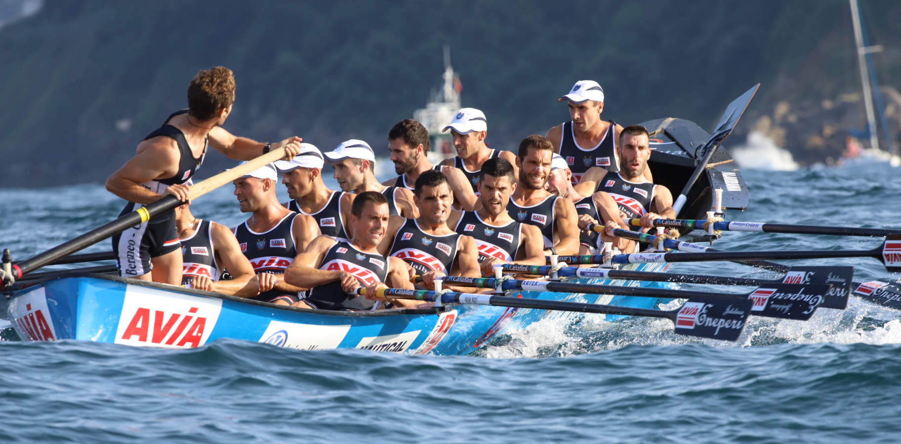 Las dudas estaban puestas en botes como San Pedro y Santurtzi, que al final entraron tras una gran regata, sobre todo el equipo morado que ha sido un asiduo en esta bandera y que llegó a nueve segundos de la embarcación ganadora, un mérito en una prueba tan dura como esta previa