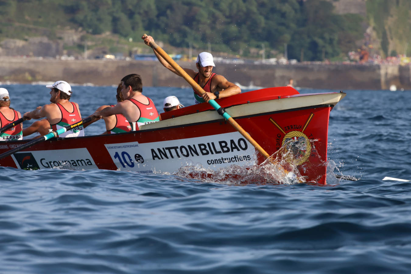 Las dudas estaban puestas en botes como San Pedro y Santurtzi, que al final entraron tras una gran regata, sobre todo el equipo morado que ha sido un asiduo en esta bandera y que llegó a nueve segundos de la embarcación ganadora, un mérito en una prueba tan dura como esta previa