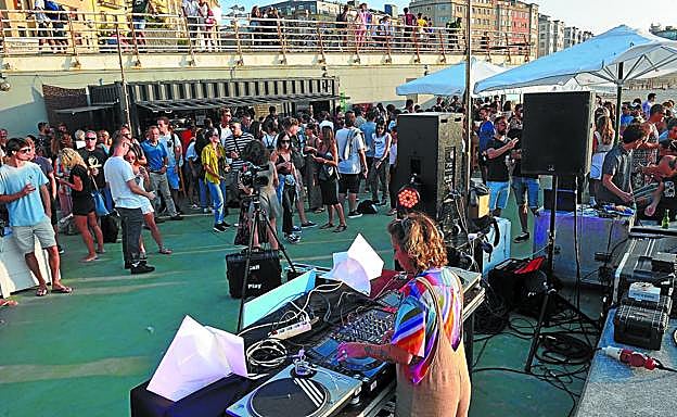El Festival Dantz abrió ayer su segunda edición en la Zurriola con los DJs Ope Loeb (en la imagen), Kino Internacional y PIEK.