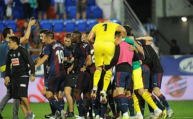 Los jugadores del Eibar celebran eufóricos la victoria en el último suspiro en el derbi ante la Real Sociedad. 