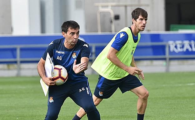 Garitano hace una indicación con Aritz a su espalda en un entrenamiento. 
