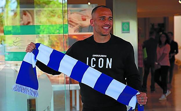 Sandro posa con una bufanda blanquiazul a su llegada ayer de la Policlínica Gipuzkoa donde pasó reconocimiento médico. 