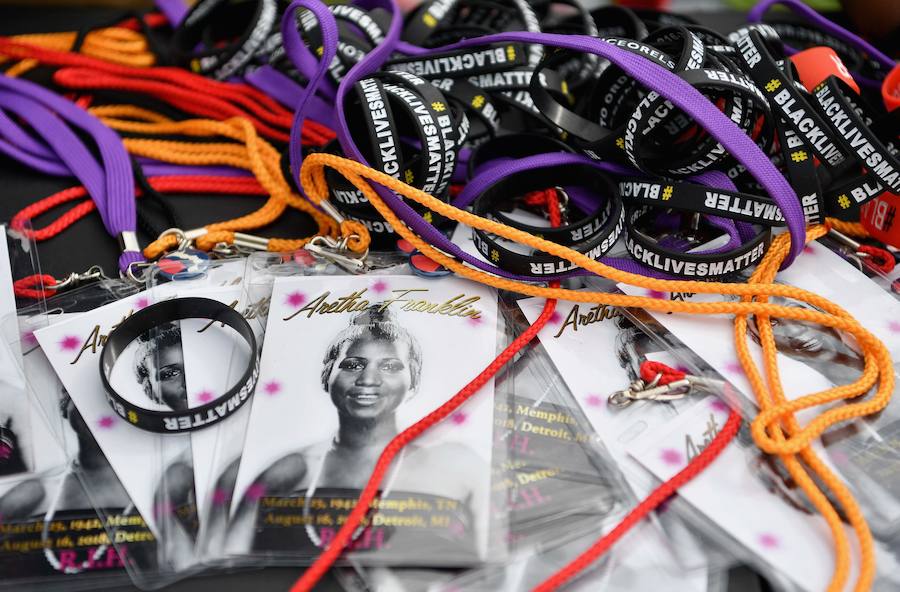 Detroit se despidió ese viernes de Aretha Franklin con gritos desgarradores, palmas al ritmo de soul y lágrimas en un funeral repleto de figuras de la política y la música, mientras las calles vibraban con decenas de Cadillac rosas, en un último guiño a la artista. La «reina del soul», fallecida el 16 de agosto, triunfó en 1985 con su sencillo «Freeway of Love» en el que presumía de «estar conduciendo por una autopista del amor en un Cadillac rosa». Para homenajear a la diva, sus seguidores decidieron colocar vehículos de esa marca y color a lo largo de más de 12 kilómetros, meticulosamente ordenados, uno detrás de otro.