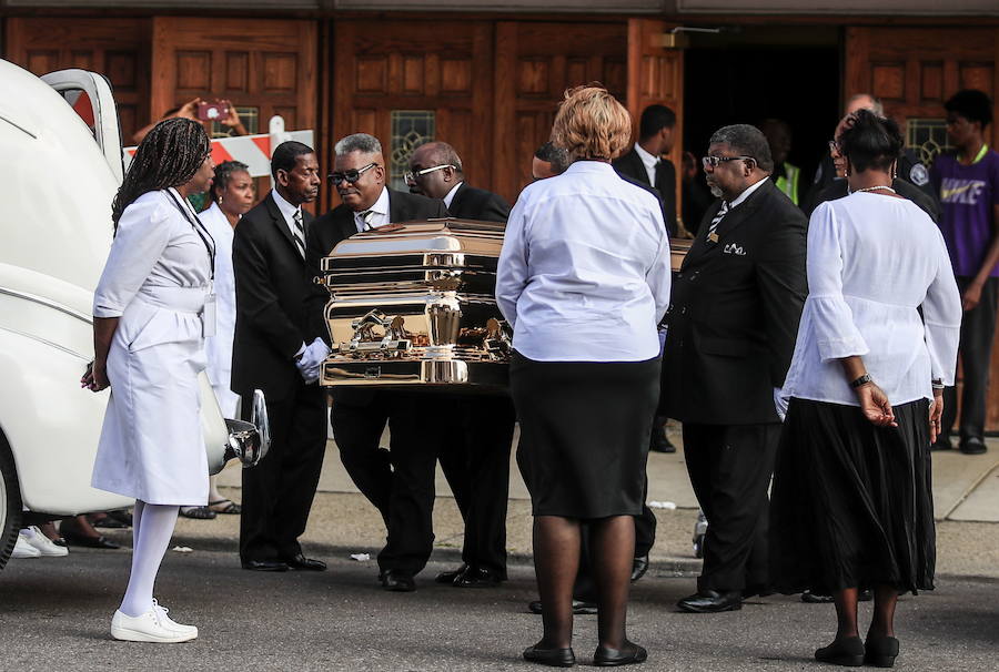 Detroit se despidió ese viernes de Aretha Franklin con gritos desgarradores, palmas al ritmo de soul y lágrimas en un funeral repleto de figuras de la política y la música, mientras las calles vibraban con decenas de Cadillac rosas, en un último guiño a la artista. La «reina del soul», fallecida el 16 de agosto, triunfó en 1985 con su sencillo «Freeway of Love» en el que presumía de «estar conduciendo por una autopista del amor en un Cadillac rosa». Para homenajear a la diva, sus seguidores decidieron colocar vehículos de esa marca y color a lo largo de más de 12 kilómetros, meticulosamente ordenados, uno detrás de otro.