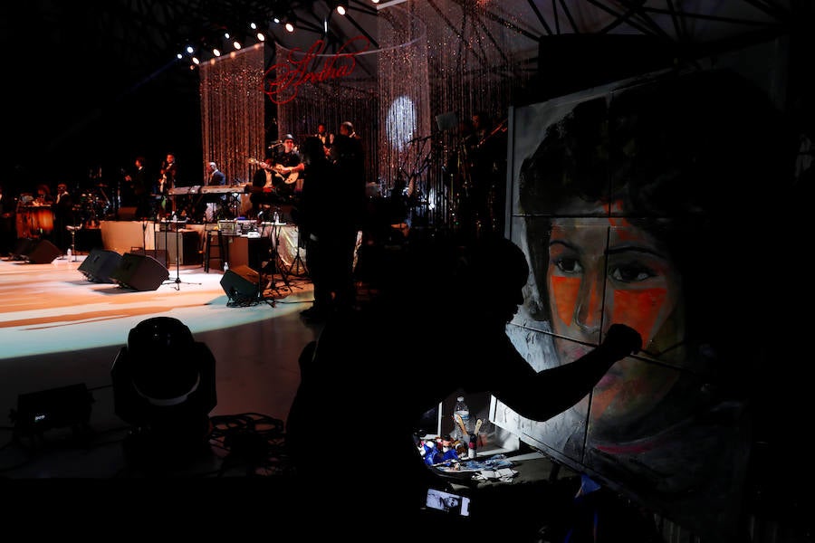 Detroit se despidió ese viernes de Aretha Franklin con gritos desgarradores, palmas al ritmo de soul y lágrimas en un funeral repleto de figuras de la política y la música, mientras las calles vibraban con decenas de Cadillac rosas, en un último guiño a la artista. La «reina del soul», fallecida el 16 de agosto, triunfó en 1985 con su sencillo «Freeway of Love» en el que presumía de «estar conduciendo por una autopista del amor en un Cadillac rosa». Para homenajear a la diva, sus seguidores decidieron colocar vehículos de esa marca y color a lo largo de más de 12 kilómetros, meticulosamente ordenados, uno detrás de otro.