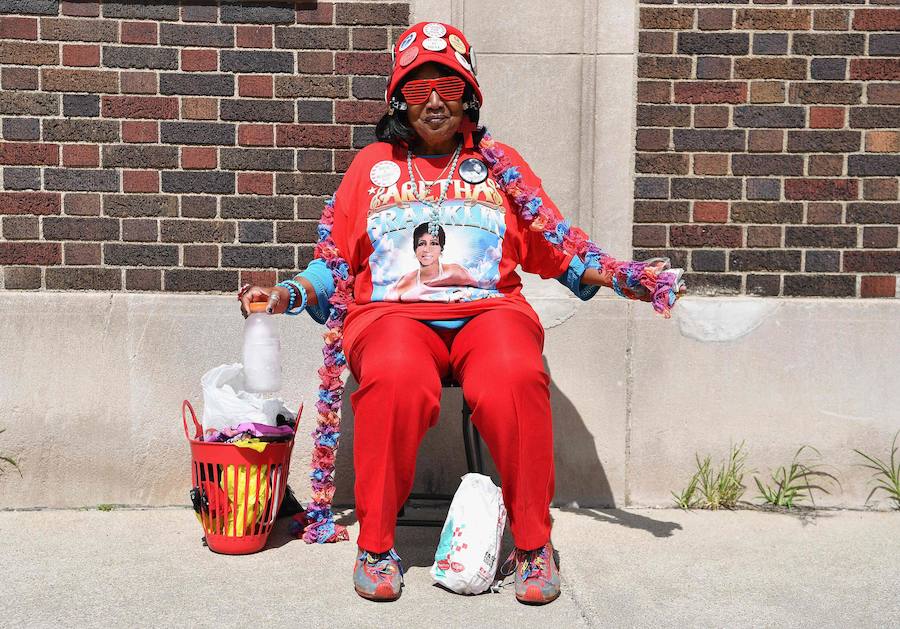 Detroit se despidió ese viernes de Aretha Franklin con gritos desgarradores, palmas al ritmo de soul y lágrimas en un funeral repleto de figuras de la política y la música, mientras las calles vibraban con decenas de Cadillac rosas, en un último guiño a la artista. La «reina del soul», fallecida el 16 de agosto, triunfó en 1985 con su sencillo «Freeway of Love» en el que presumía de «estar conduciendo por una autopista del amor en un Cadillac rosa». Para homenajear a la diva, sus seguidores decidieron colocar vehículos de esa marca y color a lo largo de más de 12 kilómetros, meticulosamente ordenados, uno detrás de otro.