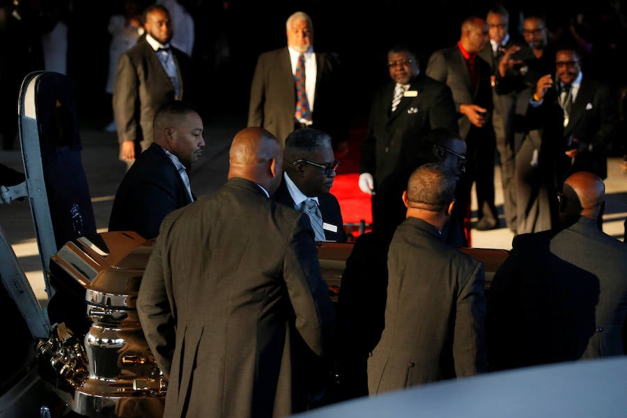 Detroit se despidió ese viernes de Aretha Franklin con gritos desgarradores, palmas al ritmo de soul y lágrimas en un funeral repleto de figuras de la política y la música, mientras las calles vibraban con decenas de Cadillac rosas, en un último guiño a la artista. La «reina del soul», fallecida el 16 de agosto, triunfó en 1985 con su sencillo «Freeway of Love» en el que presumía de «estar conduciendo por una autopista del amor en un Cadillac rosa». Para homenajear a la diva, sus seguidores decidieron colocar vehículos de esa marca y color a lo largo de más de 12 kilómetros, meticulosamente ordenados, uno detrás de otro.