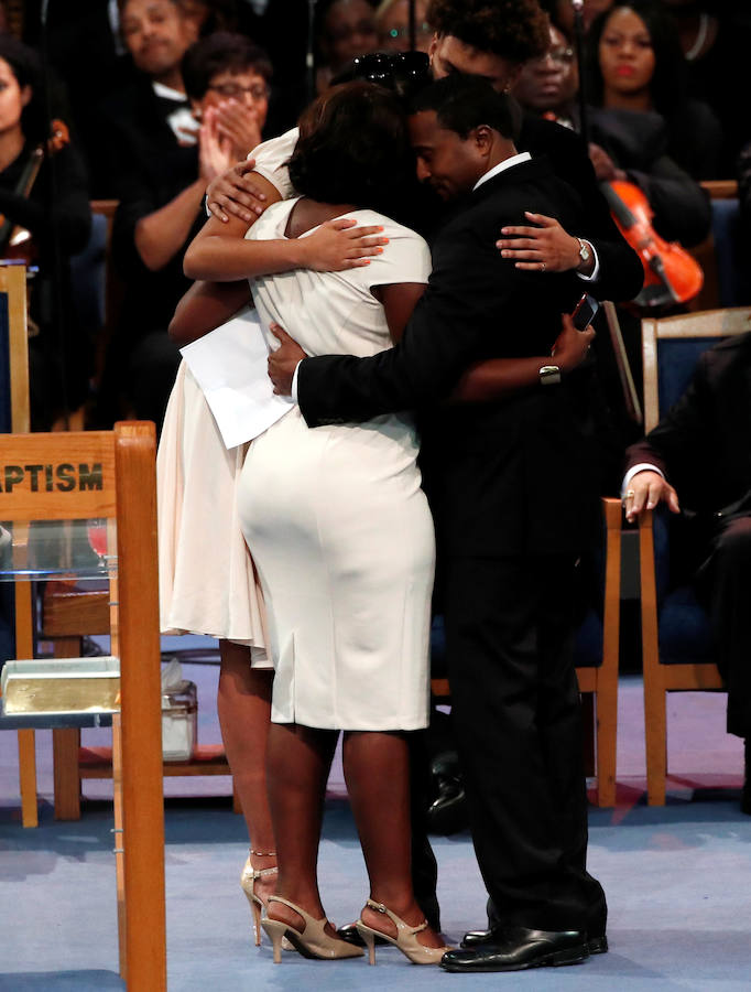 Detroit se despidió ese viernes de Aretha Franklin con gritos desgarradores, palmas al ritmo de soul y lágrimas en un funeral repleto de figuras de la política y la música, mientras las calles vibraban con decenas de Cadillac rosas, en un último guiño a la artista. La «reina del soul», fallecida el 16 de agosto, triunfó en 1985 con su sencillo «Freeway of Love» en el que presumía de «estar conduciendo por una autopista del amor en un Cadillac rosa». Para homenajear a la diva, sus seguidores decidieron colocar vehículos de esa marca y color a lo largo de más de 12 kilómetros, meticulosamente ordenados, uno detrás de otro.