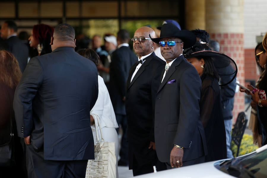 Detroit se despidió ese viernes de Aretha Franklin con gritos desgarradores, palmas al ritmo de soul y lágrimas en un funeral repleto de figuras de la política y la música, mientras las calles vibraban con decenas de Cadillac rosas, en un último guiño a la artista. La «reina del soul», fallecida el 16 de agosto, triunfó en 1985 con su sencillo «Freeway of Love» en el que presumía de «estar conduciendo por una autopista del amor en un Cadillac rosa». Para homenajear a la diva, sus seguidores decidieron colocar vehículos de esa marca y color a lo largo de más de 12 kilómetros, meticulosamente ordenados, uno detrás de otro.