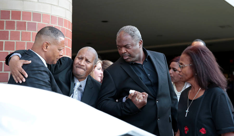 Detroit se despidió ese viernes de Aretha Franklin con gritos desgarradores, palmas al ritmo de soul y lágrimas en un funeral repleto de figuras de la política y la música, mientras las calles vibraban con decenas de Cadillac rosas, en un último guiño a la artista. La «reina del soul», fallecida el 16 de agosto, triunfó en 1985 con su sencillo «Freeway of Love» en el que presumía de «estar conduciendo por una autopista del amor en un Cadillac rosa». Para homenajear a la diva, sus seguidores decidieron colocar vehículos de esa marca y color a lo largo de más de 12 kilómetros, meticulosamente ordenados, uno detrás de otro.