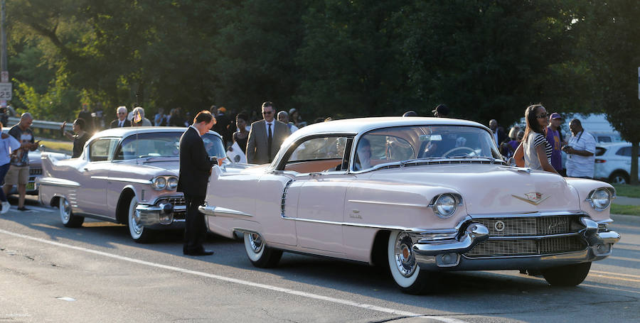 Detroit se despidió ese viernes de Aretha Franklin con gritos desgarradores, palmas al ritmo de soul y lágrimas en un funeral repleto de figuras de la política y la música, mientras las calles vibraban con decenas de Cadillac rosas, en un último guiño a la artista. La «reina del soul», fallecida el 16 de agosto, triunfó en 1985 con su sencillo «Freeway of Love» en el que presumía de «estar conduciendo por una autopista del amor en un Cadillac rosa». Para homenajear a la diva, sus seguidores decidieron colocar vehículos de esa marca y color a lo largo de más de 12 kilómetros, meticulosamente ordenados, uno detrás de otro.