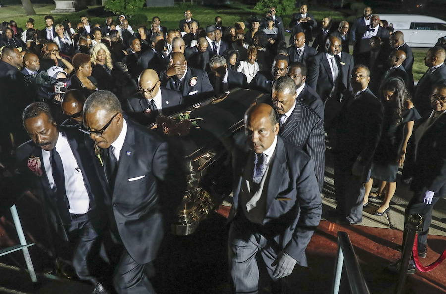 Detroit se despidió ese viernes de Aretha Franklin con gritos desgarradores, palmas al ritmo de soul y lágrimas en un funeral repleto de figuras de la política y la música, mientras las calles vibraban con decenas de Cadillac rosas, en un último guiño a la artista. La «reina del soul», fallecida el 16 de agosto, triunfó en 1985 con su sencillo «Freeway of Love» en el que presumía de «estar conduciendo por una autopista del amor en un Cadillac rosa». Para homenajear a la diva, sus seguidores decidieron colocar vehículos de esa marca y color a lo largo de más de 12 kilómetros, meticulosamente ordenados, uno detrás de otro.