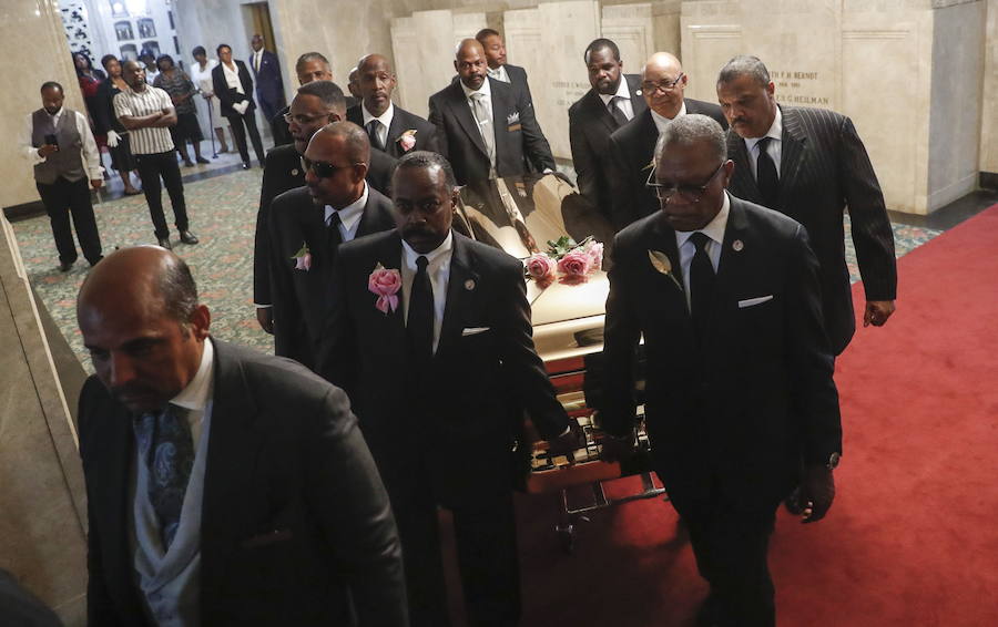 Detroit se despidió ese viernes de Aretha Franklin con gritos desgarradores, palmas al ritmo de soul y lágrimas en un funeral repleto de figuras de la política y la música, mientras las calles vibraban con decenas de Cadillac rosas, en un último guiño a la artista. La «reina del soul», fallecida el 16 de agosto, triunfó en 1985 con su sencillo «Freeway of Love» en el que presumía de «estar conduciendo por una autopista del amor en un Cadillac rosa». Para homenajear a la diva, sus seguidores decidieron colocar vehículos de esa marca y color a lo largo de más de 12 kilómetros, meticulosamente ordenados, uno detrás de otro.