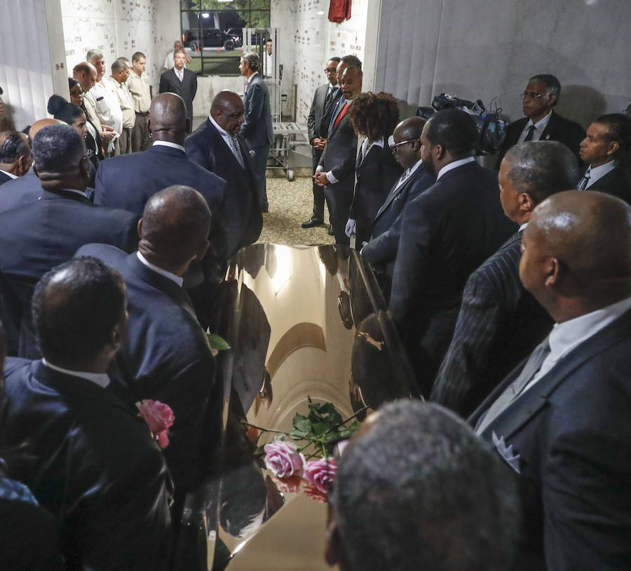 Detroit se despidió ese viernes de Aretha Franklin con gritos desgarradores, palmas al ritmo de soul y lágrimas en un funeral repleto de figuras de la política y la música, mientras las calles vibraban con decenas de Cadillac rosas, en un último guiño a la artista. La «reina del soul», fallecida el 16 de agosto, triunfó en 1985 con su sencillo «Freeway of Love» en el que presumía de «estar conduciendo por una autopista del amor en un Cadillac rosa». Para homenajear a la diva, sus seguidores decidieron colocar vehículos de esa marca y color a lo largo de más de 12 kilómetros, meticulosamente ordenados, uno detrás de otro.