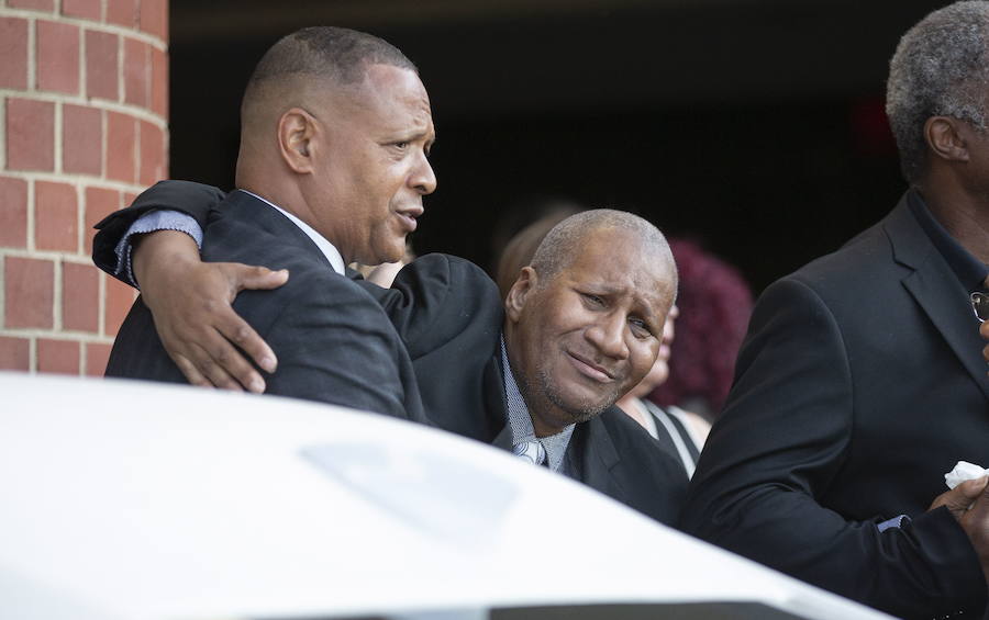 Detroit se despidió ese viernes de Aretha Franklin con gritos desgarradores, palmas al ritmo de soul y lágrimas en un funeral repleto de figuras de la política y la música, mientras las calles vibraban con decenas de Cadillac rosas, en un último guiño a la artista. La «reina del soul», fallecida el 16 de agosto, triunfó en 1985 con su sencillo «Freeway of Love» en el que presumía de «estar conduciendo por una autopista del amor en un Cadillac rosa». Para homenajear a la diva, sus seguidores decidieron colocar vehículos de esa marca y color a lo largo de más de 12 kilómetros, meticulosamente ordenados, uno detrás de otro.