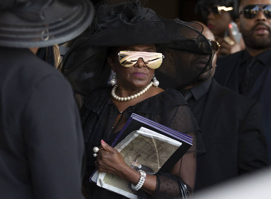 Detroit se despidió ese viernes de Aretha Franklin con gritos desgarradores, palmas al ritmo de soul y lágrimas en un funeral repleto de figuras de la política y la música, mientras las calles vibraban con decenas de Cadillac rosas, en un último guiño a la artista. La «reina del soul», fallecida el 16 de agosto, triunfó en 1985 con su sencillo «Freeway of Love» en el que presumía de «estar conduciendo por una autopista del amor en un Cadillac rosa». Para homenajear a la diva, sus seguidores decidieron colocar vehículos de esa marca y color a lo largo de más de 12 kilómetros, meticulosamente ordenados, uno detrás de otro.