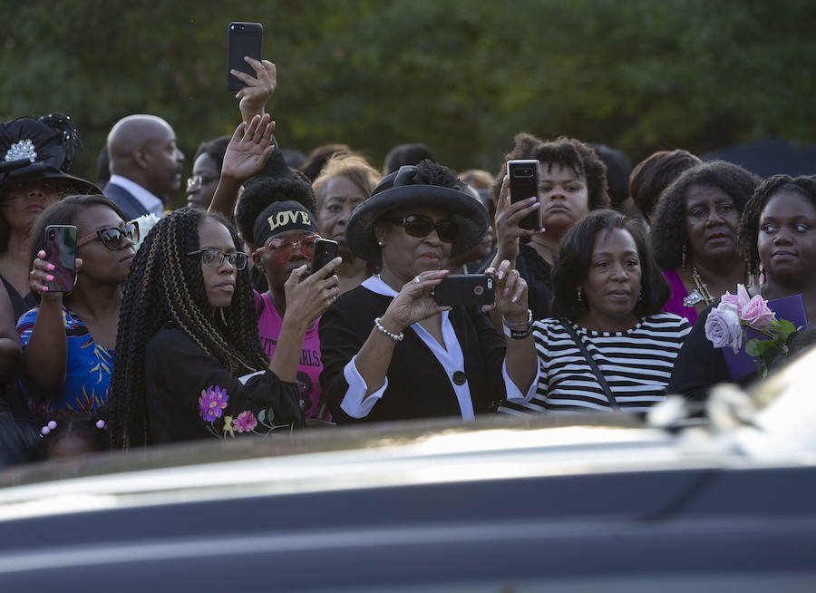 Detroit se despidió ese viernes de Aretha Franklin con gritos desgarradores, palmas al ritmo de soul y lágrimas en un funeral repleto de figuras de la política y la música, mientras las calles vibraban con decenas de Cadillac rosas, en un último guiño a la artista. La «reina del soul», fallecida el 16 de agosto, triunfó en 1985 con su sencillo «Freeway of Love» en el que presumía de «estar conduciendo por una autopista del amor en un Cadillac rosa». Para homenajear a la diva, sus seguidores decidieron colocar vehículos de esa marca y color a lo largo de más de 12 kilómetros, meticulosamente ordenados, uno detrás de otro.