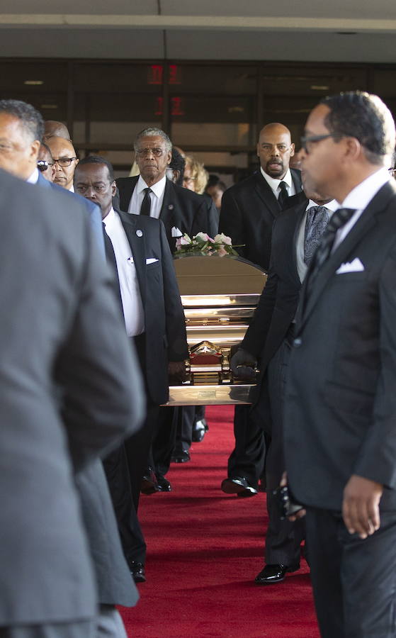 Detroit se despidió ese viernes de Aretha Franklin con gritos desgarradores, palmas al ritmo de soul y lágrimas en un funeral repleto de figuras de la política y la música, mientras las calles vibraban con decenas de Cadillac rosas, en un último guiño a la artista. La «reina del soul», fallecida el 16 de agosto, triunfó en 1985 con su sencillo «Freeway of Love» en el que presumía de «estar conduciendo por una autopista del amor en un Cadillac rosa». Para homenajear a la diva, sus seguidores decidieron colocar vehículos de esa marca y color a lo largo de más de 12 kilómetros, meticulosamente ordenados, uno detrás de otro.