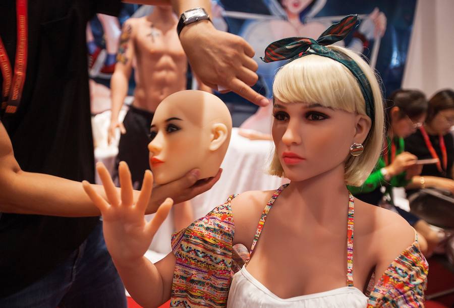 Unos 200 expositores de todo el mundo se dan cita desde en Hong Kong para dar a conocer la última tecnología en servicios y productos dedicados a la industria del entretenimiento adulto, en una feria que se ha convertido en el mayor evento de estas características en toda Asia. La undécima edición de Asia Adult Expo espera recibir la visita de miles de personas interesadas en conocer los últimos avances en lubricantes, vibradores, látigos y lencería sexual.