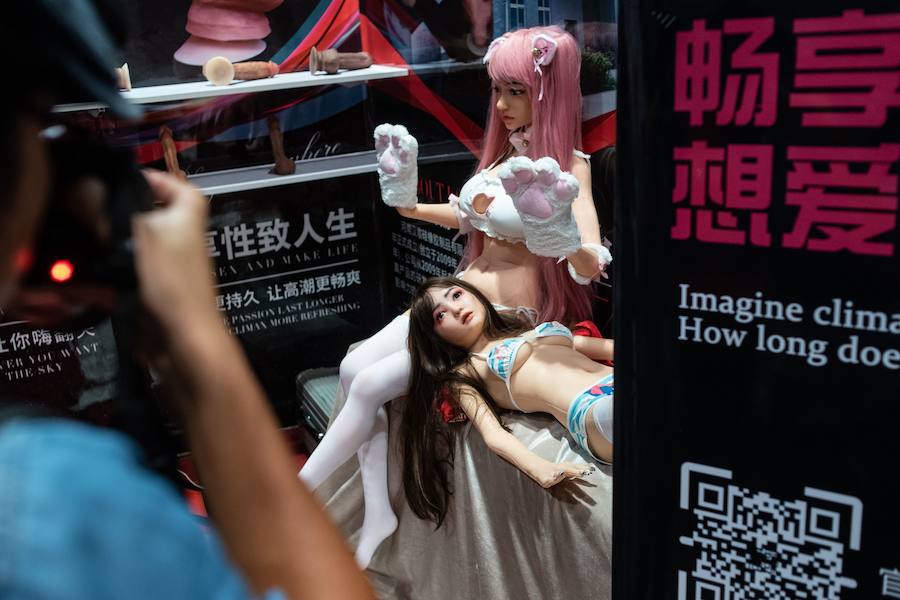 Unos 200 expositores de todo el mundo se dan cita desde en Hong Kong para dar a conocer la última tecnología en servicios y productos dedicados a la industria del entretenimiento adulto, en una feria que se ha convertido en el mayor evento de estas características en toda Asia. La undécima edición de Asia Adult Expo espera recibir la visita de miles de personas interesadas en conocer los últimos avances en lubricantes, vibradores, látigos y lencería sexual.