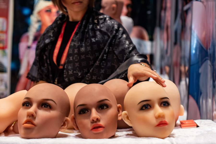 Unos 200 expositores de todo el mundo se dan cita desde en Hong Kong para dar a conocer la última tecnología en servicios y productos dedicados a la industria del entretenimiento adulto, en una feria que se ha convertido en el mayor evento de estas características en toda Asia. La undécima edición de Asia Adult Expo espera recibir la visita de miles de personas interesadas en conocer los últimos avances en lubricantes, vibradores, látigos y lencería sexual.