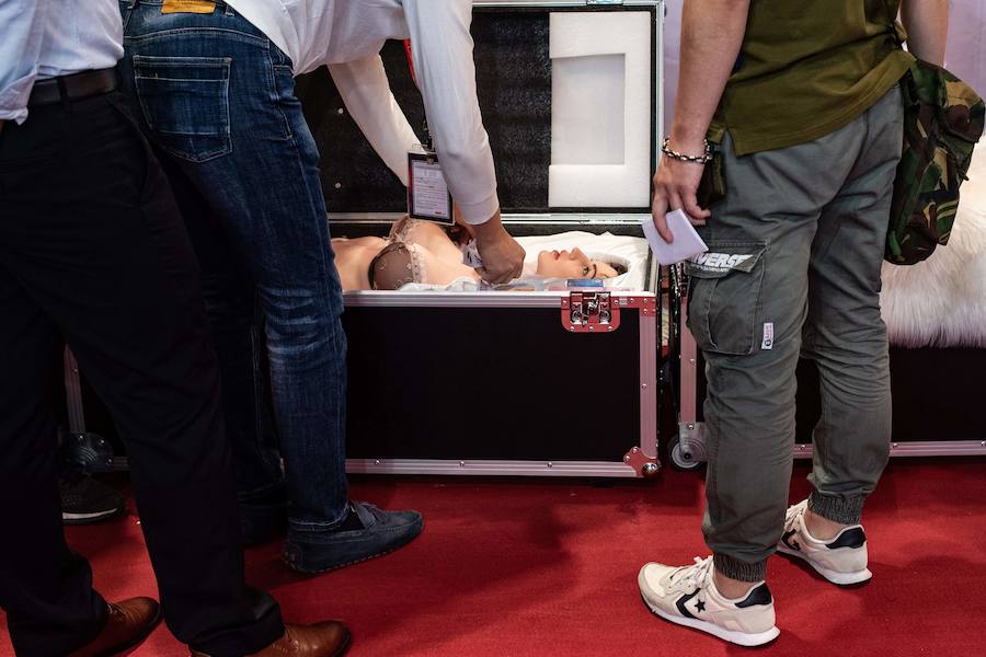 Unos 200 expositores de todo el mundo se dan cita desde en Hong Kong para dar a conocer la última tecnología en servicios y productos dedicados a la industria del entretenimiento adulto, en una feria que se ha convertido en el mayor evento de estas características en toda Asia. La undécima edición de Asia Adult Expo espera recibir la visita de miles de personas interesadas en conocer los últimos avances en lubricantes, vibradores, látigos y lencería sexual.