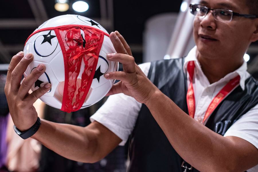 Unos 200 expositores de todo el mundo se dan cita desde en Hong Kong para dar a conocer la última tecnología en servicios y productos dedicados a la industria del entretenimiento adulto, en una feria que se ha convertido en el mayor evento de estas características en toda Asia. La undécima edición de Asia Adult Expo espera recibir la visita de miles de personas interesadas en conocer los últimos avances en lubricantes, vibradores, látigos y lencería sexual.