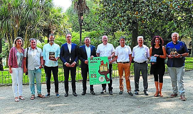 Representantes institucionales y de la Denominación de Origen Idiazabal ayer antes de la presentación del concurso.