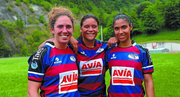 Las internacionales Amaiur Mayo, Alei Cid y Kaiane Bedones en uno de los entrenamientos de pretemporada en Unbe. 